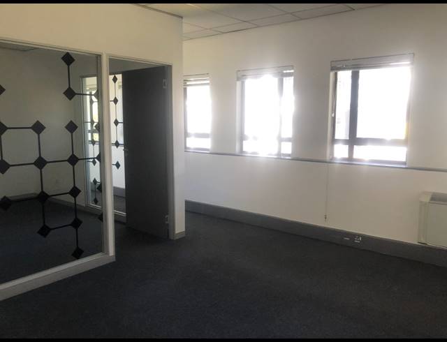 89M² OFFICE TO LET IN HYDE PARK